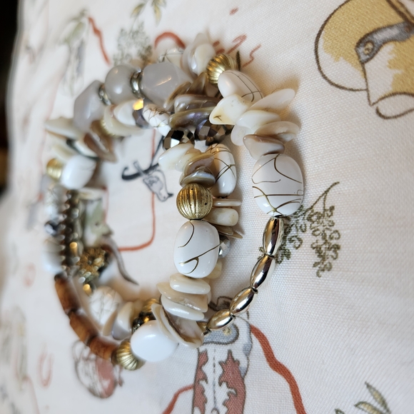 Elegant White and Gold Beaded Bracelet - Picture 4 of 5
